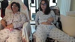 MOTHER AND DAUGHTER IN FRONT OF THE WEBCAM